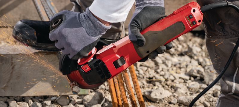 AG 150-20SE ugaona brusilica Ugaona brusilica sa promenljivom brzinom i kliznim prekidačem za sečenje i brušenje metala, betona i cigle sa diskovima do 150 mm (2000 W) Primene 1